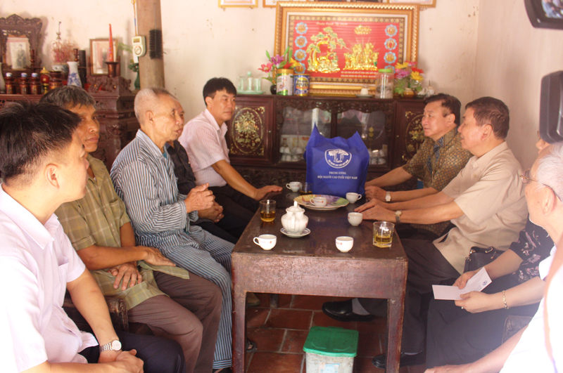 Ph&oacute; Chủ tịch Ng&ocirc; Trọng Vịnh thăm, tặng qu&agrave; cụ Nguyễn Trọng Khung (91 tuổi), ở khu Ho&agrave;ng Ph&uacute; Thịnh, x&atilde; H&agrave; Thạch, thị x&atilde; Ph&uacute; Thọ