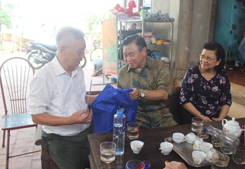 Ph&oacute; Chủ tịch Ng&ocirc; Trọng Vịnh thăm, tặng qu&agrave; cụ L&ecirc; Văn Canh (81 tuổi) ở khu Tiện Lợi, x&atilde; H&agrave; Thạch, thị x&atilde; Ph&uacute; Thọ