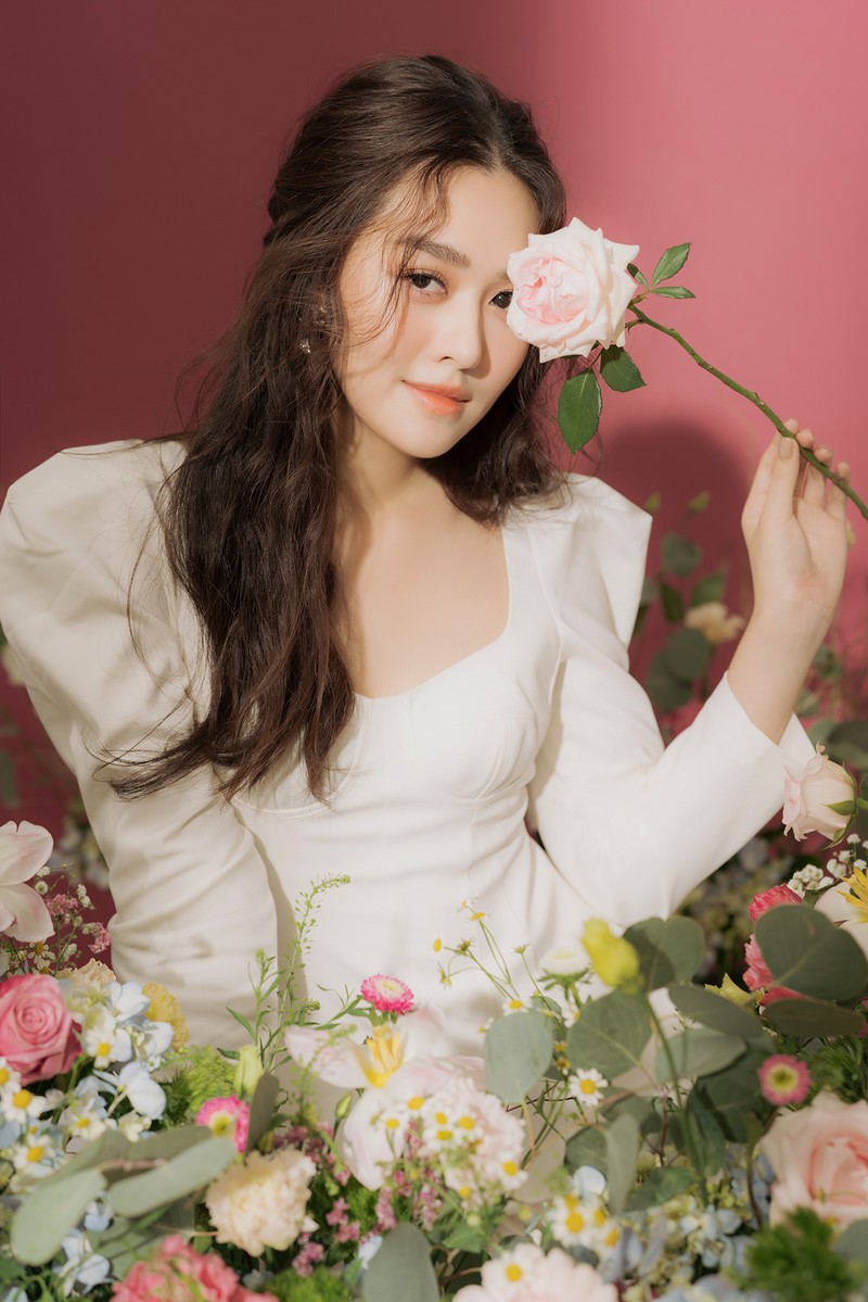 Trong bộ ảnh mừng sinh nhật tuổi 20, Tường San to&aacute;t l&ecirc;n vẻ đẹp ngọt ng&agrave;o v&agrave; trong trẻo.