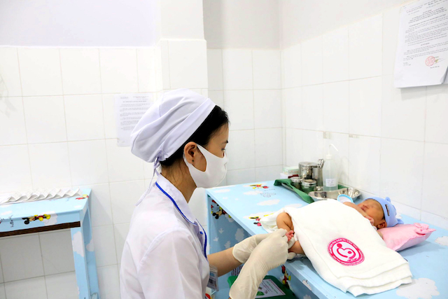 S&agrave;ng lọc trẻ sơ sinh suy gi&aacute;p bằng c&aacute;ch lấy m&aacute;u g&oacute;t ch&acirc;n