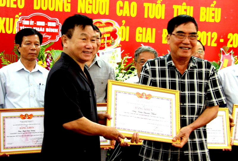 Ph&oacute; Chủ tịch Ng&ocirc; Trọng Vịnh trao Bằng khen TƯ Hội cho c&aacute; nh&acirc;n xuất sắc tỉnh Th&aacute;i B&igrave;nh. Ảnh Thanh H&agrave;