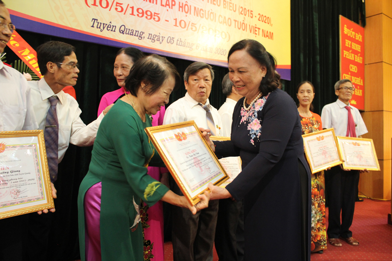 . Chủ tịch Phạm Thị Hải Chuyền trao tặng Bằng khen của TW Hội cho c&aacute;n bộ Hội ti&ecirc;u biểu