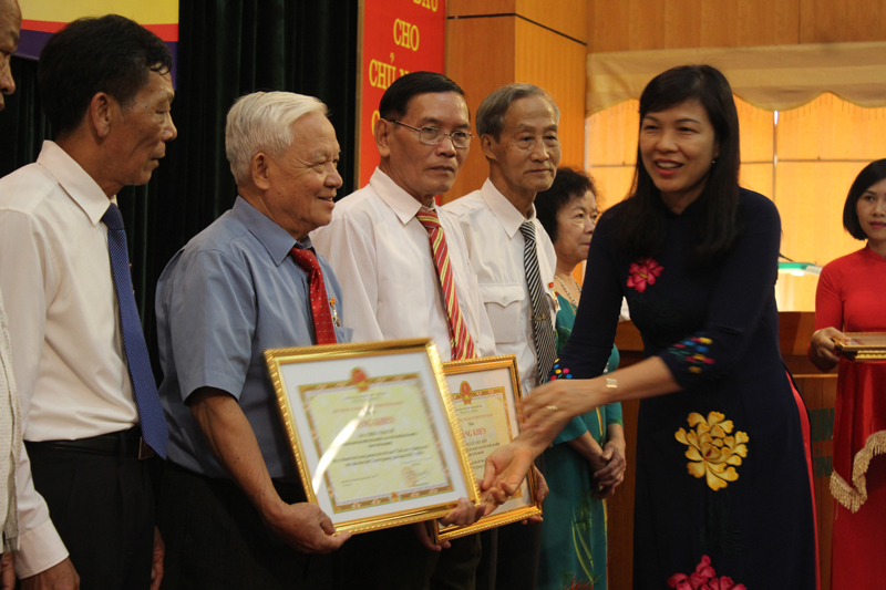B&agrave; Phạm Thị Minh Xu&acirc;n, Ủy vi&ecirc;n Thường vụ Tỉnh ủy, Ph&oacute; Chủ tịch HĐND tỉnh trao tặng Bằng khen của UBND tỉnh cho c&aacute;n bộ Hội ti&ecirc;u biểu