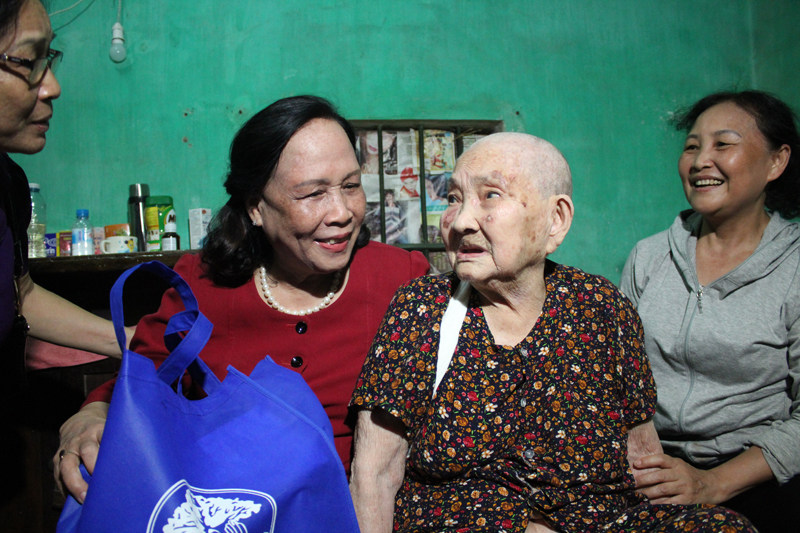 8- Chủ tịch Phạm Thị Hải Chuyền tặng qu&agrave; cụ Nguyễn Thị Diệp, 103 tuổi, mẹ liệt sĩ ở Tổ 8, phường Phan Thiết, TP Tuy&ecirc;