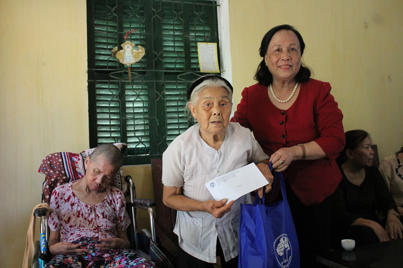 10- Chủ tịch Phạm Thị Hải Chuyền tặng qu&agrave; cụ Phạm Thị Dậu, tổ 10, phường Hưng Th&agrave;nh, TP Tuy&ecirc;n Quang