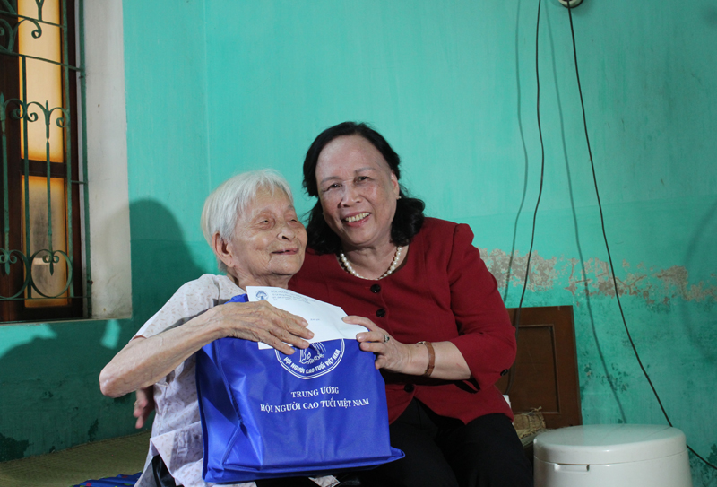 9 - Chủ tịch Phạm Thị Hải Chuyền tặng qu&agrave; cụ L&ecirc; Thị Sửu, 95 tuổi, Tổ 3, phường An Tường, TP Tuy&ecirc;n Quang