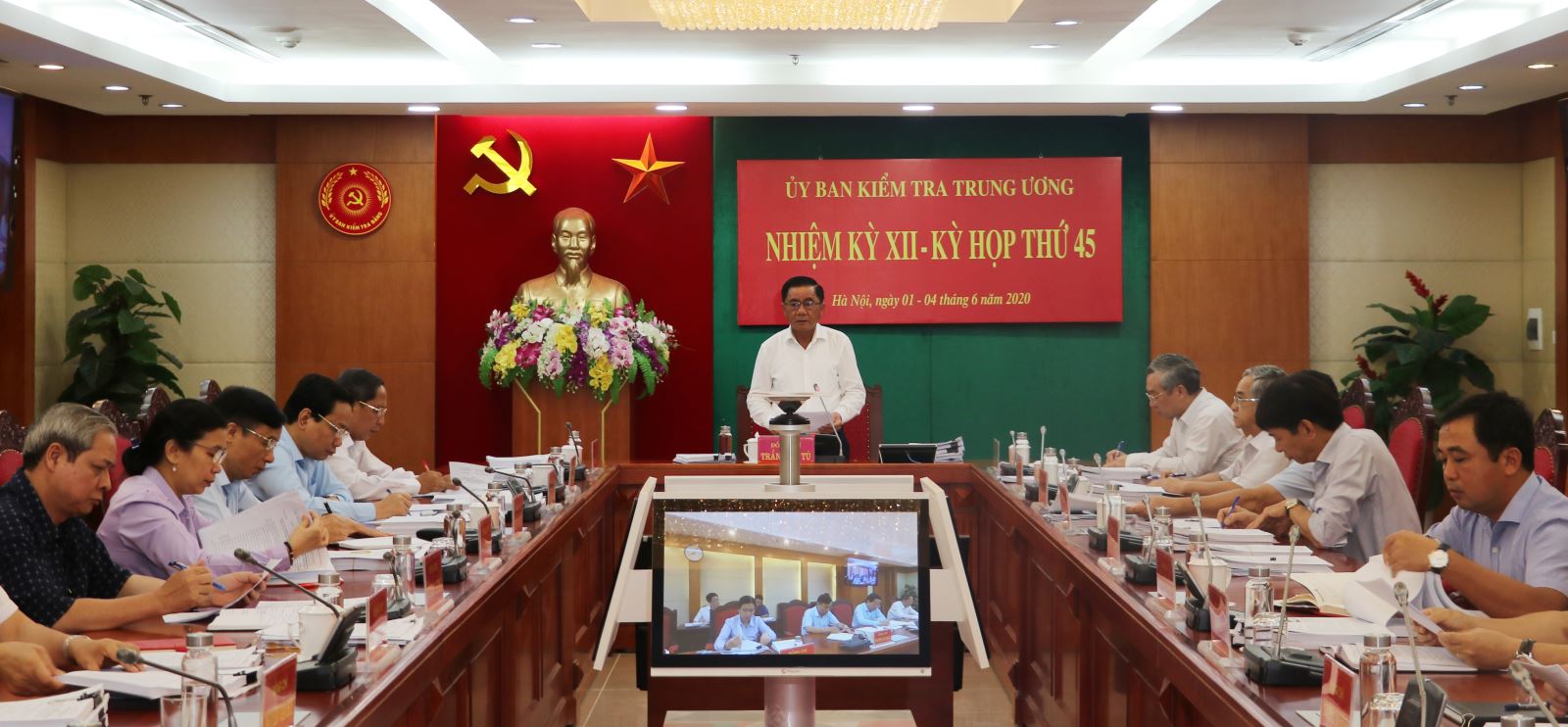 Đồng ch&iacute; Trần Cẩm T&uacute;, B&iacute; thư Trung ương Đảng, Chủ nhiệm Ủy ban Kiểm tra Trung ương chủ tr&igrave; Kỳ họp.