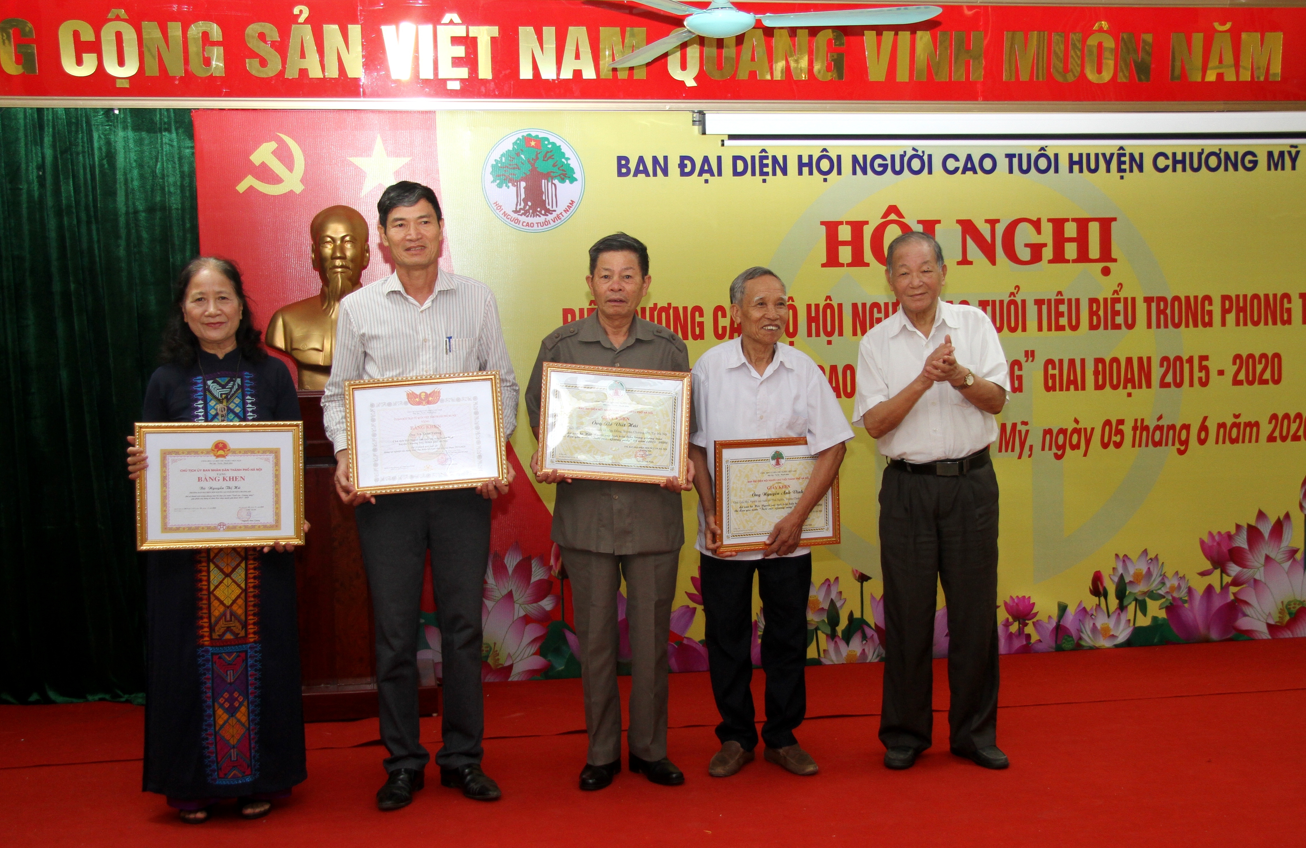 Trao Bằng khen của UBND th&agrave;nh phố cho c&aacute;n bộ ti&ecirc;u biểu