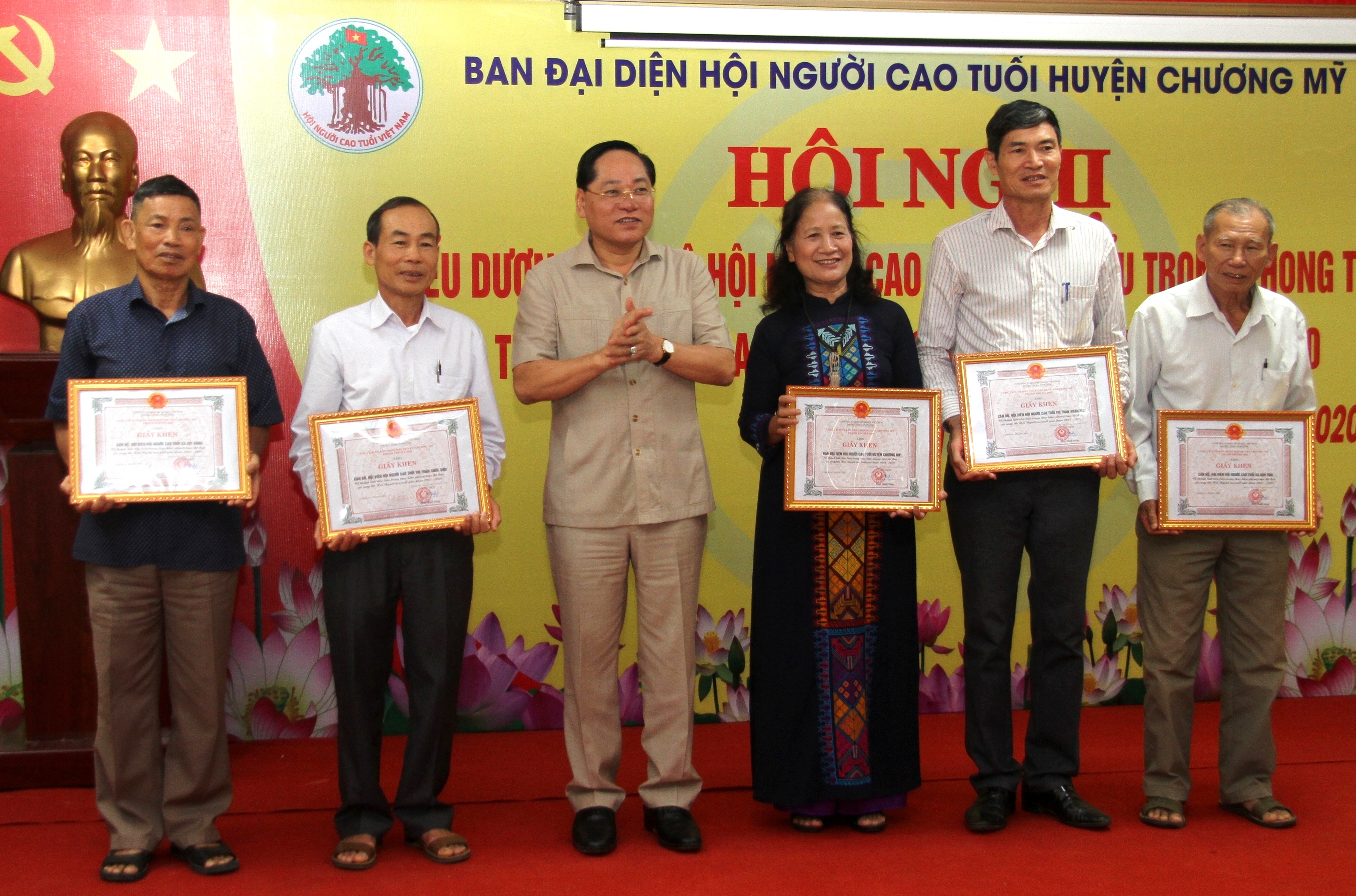 Chủ tịch UBND huyện khen thưởng c&aacute;c tập thể, c&aacute; nh&acirc;n xuất sắc