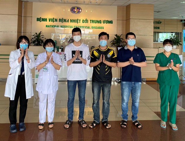 C&aacute;c bệnh nh&acirc;n được c&ocirc;ng bố khỏi bệnh s&aacute;ng nay tại BV Bệnh Nhiệt đới Trung ương.