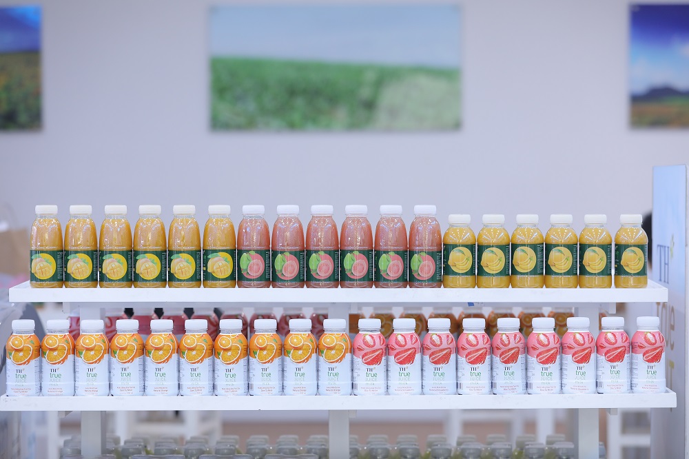 TH true JUICE được thiết kế với chai cổ rộng, m&agrave;u sắc tươi s&aacute;ng, m&aacute;t l&agrave;nh, ph&ugrave; hợp với cả gia đ&igrave;nh v&agrave; đặc biệt l&agrave; giới trẻ năng động