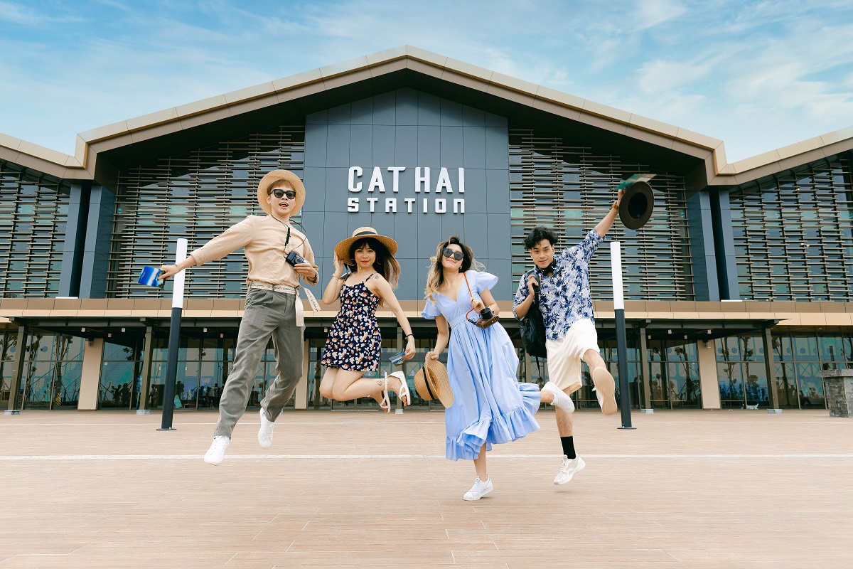 L&agrave; m&ocirc;̣t ph&acirc;̀n của h&ecirc;̣ th&ocirc;́ng cáp treo Cát Bà với t&ocirc;̉ng chi&ecirc;̀u dài 19,5km, tuyến c&aacute;p treo 3 d&acirc;y vượt biển C&aacute;t Hải &ndash; Ph&ugrave; Long c&oacute; chiều d&agrave;i 3.955 m, nối địa b&agrave;n hai x&atilde; Đồng B&agrave;i v&agrave; x&atilde; Ph&ugrave; Long thuộc huyện C&aacute;t Hải