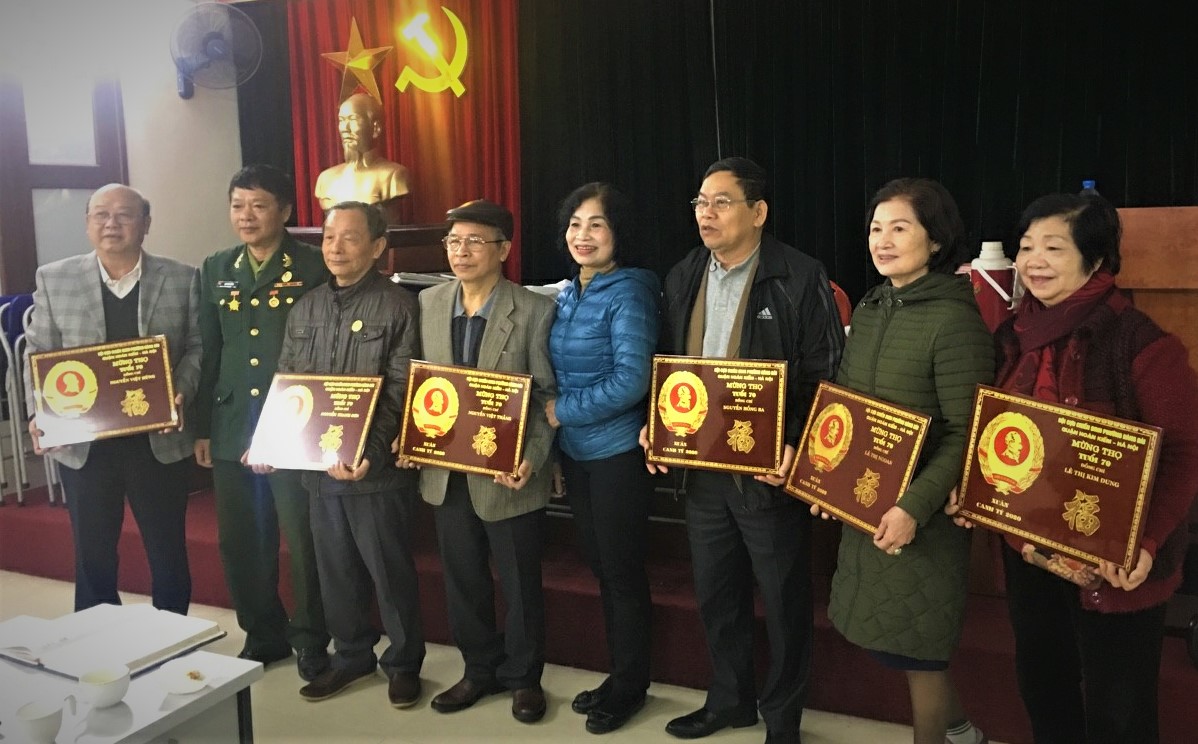 Mừng thọ hội vi&ecirc;n phường H&agrave;ng B&agrave;i