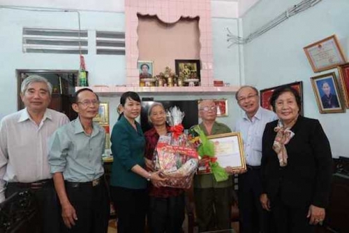 Giám đốc Công an TP Hồ Chí Minh thăm và chúc thọ NCT