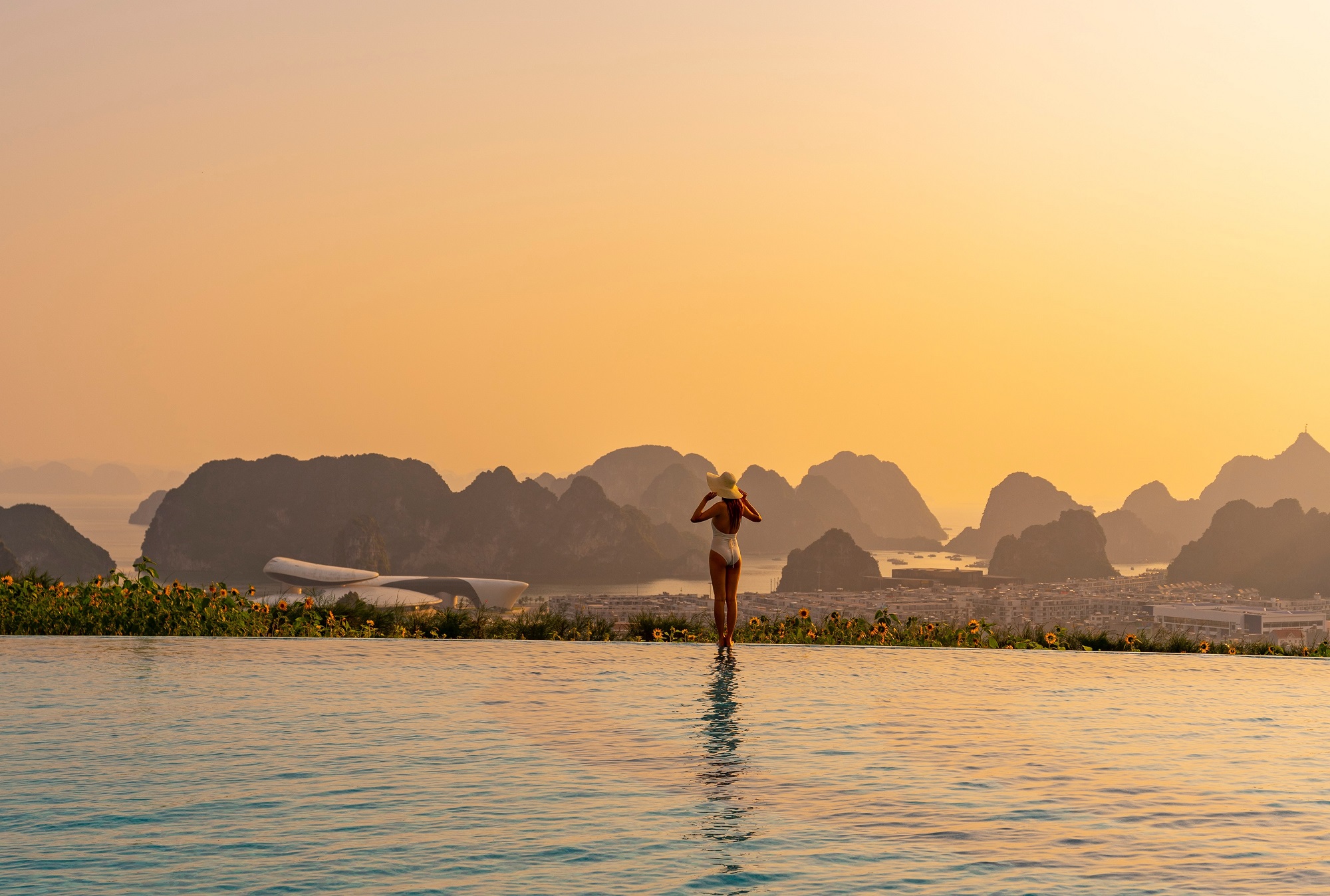 G&oacute;c &ldquo;sống ảo&rdquo; ấn tượng tại bể bơi v&ocirc; cực view vịnh