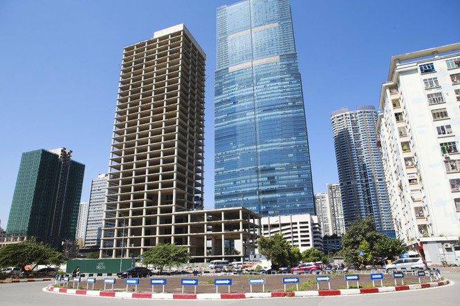 Dự &aacute;n Trung t&acirc;m điều h&agrave;nh v&agrave; giao dịch Vicem đ&atilde; ho&agrave;n thiện phần th&ocirc;, bỏ hoang nhiều năm.