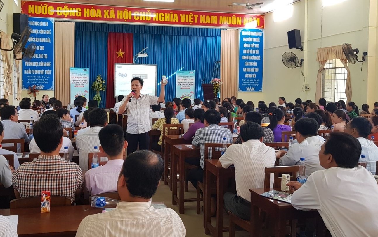 Đ&ocirc;ng đảo thầy c&ocirc; gi&aacute;o, phụ huynh học sinh tham gia c&aacute;c buổi tập huấn về việc triển khai SHĐ tại c&aacute;c trường học