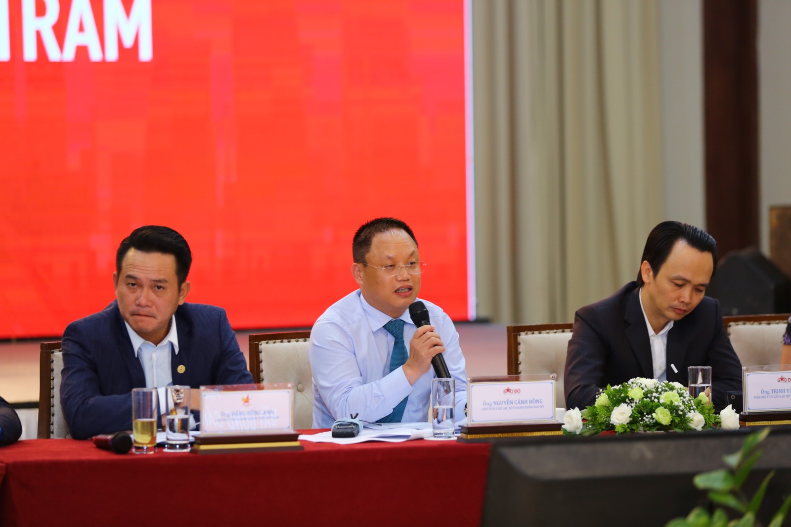 &Ocirc;ng Nguyễn Cảnh Hồng - Chủ tịch CLB Doanh nh&acirc;n Sao Đỏ, Tổng gi&aacute;m đốc C&ocirc;ng ty Eurowindow - Sao đỏ năm 2008