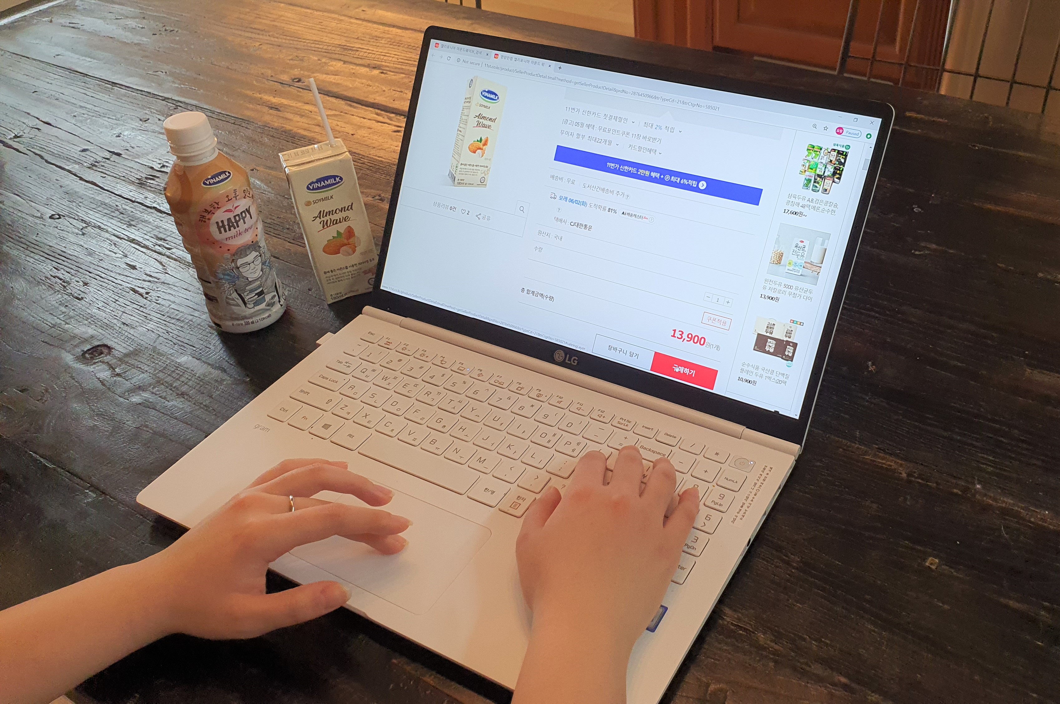 Người ti&ecirc;u d&ugrave;ng H&agrave;n Quốc dễ d&agrave;ng mua được bộ sản phẩm sữa đậu n&agrave;nh hạt cao cấp của Vinamilk th&ocirc;ng qua c&aacute;c k&ecirc;nh thương mại điện tử