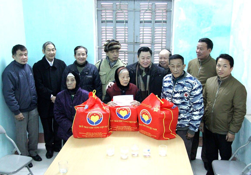 Tr5- Ph&oacute; Chủ tịch Ng&ocirc; Trọng Vịnh tặng qu&agrave; NCT c&oacute; ho&agrave;n cảnh kh&oacute; khăn tỉnh H&ograve;a B&igrave;nh. Ảnh Thanh H&agrave;
