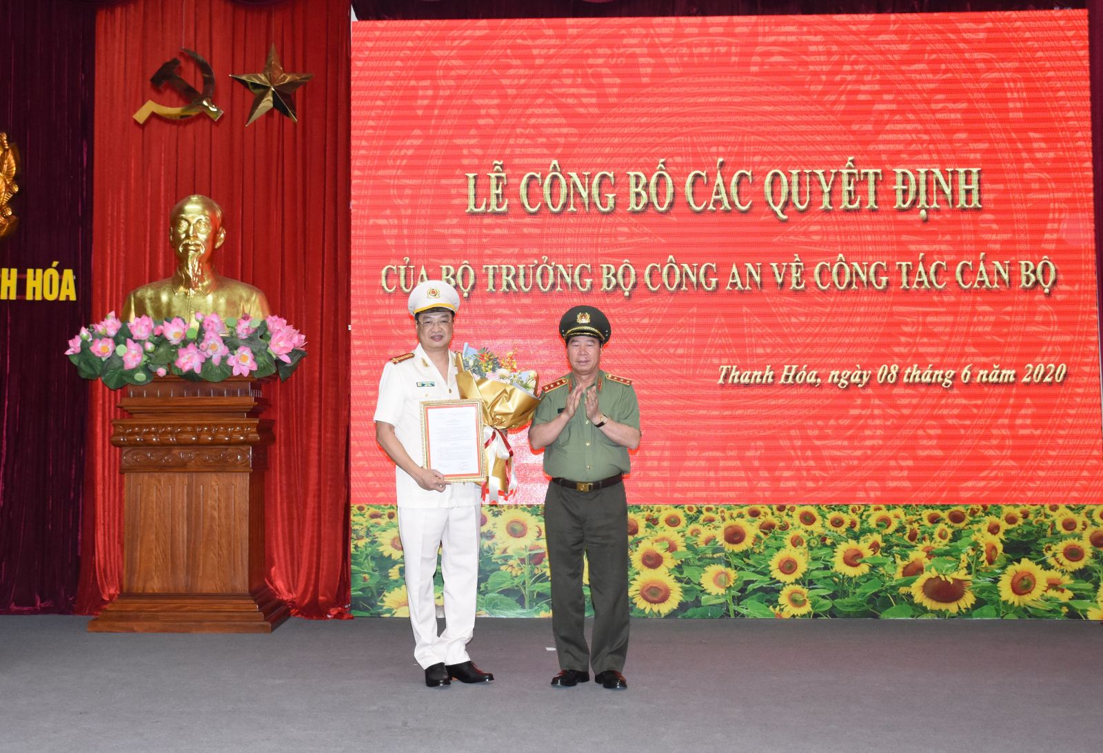 Thượng tướng B&ugrave;i Văn Nam, Uỷ vi&ecirc;n trung ương Đảng, Thứ trưởng Bộ C&ocirc;ng an trao Quyết định của Bộ trưởng Bộ C&ocirc;ng an cho Đại t&aacute; Trần Ph&uacute; H&agrave;