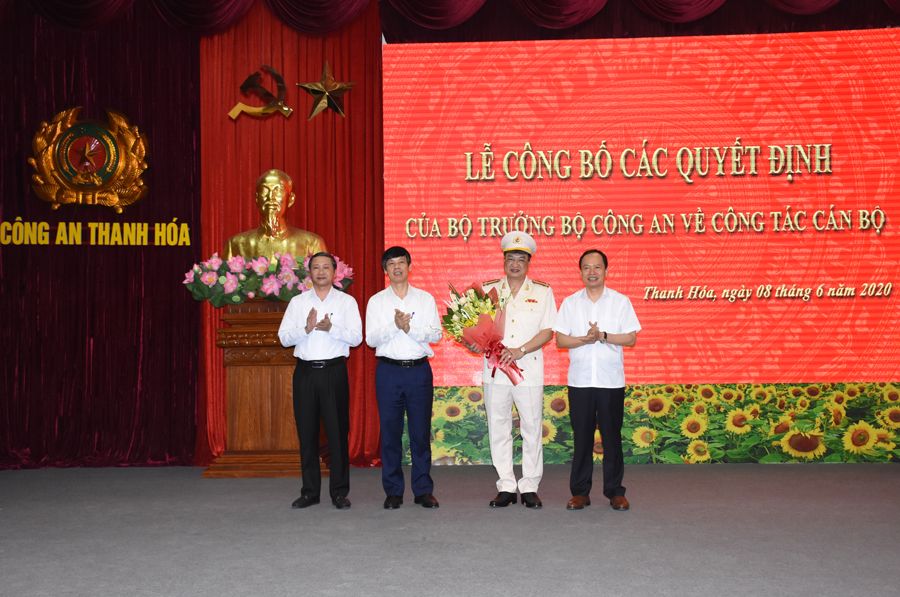 Đồng ch&iacute; Trịnh Văn Chiến, Uỷ vi&ecirc;n trung ương Đảng, B&iacute; thư tỉnh ủy Thanh H&oacute;a tặng hoa ch&uacute;c mừng Đại t&aacute; Trần Ph&uacute; H&agrave;