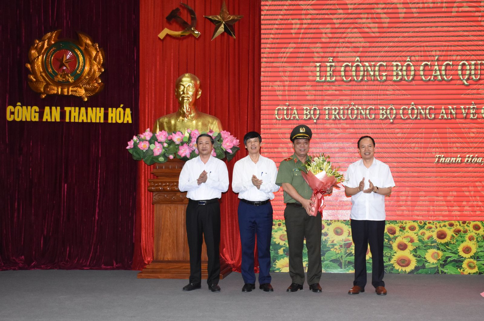 Đồng ch&iacute; Trịnh Văn Chiến, Uỷ vi&ecirc;n trung ương Đảng, B&iacute; thư tỉnh ủy Thanh H&oacute;a Tặng hoa ch&uacute;c mừng Thiếu tướng Nguyễn Hải Trung