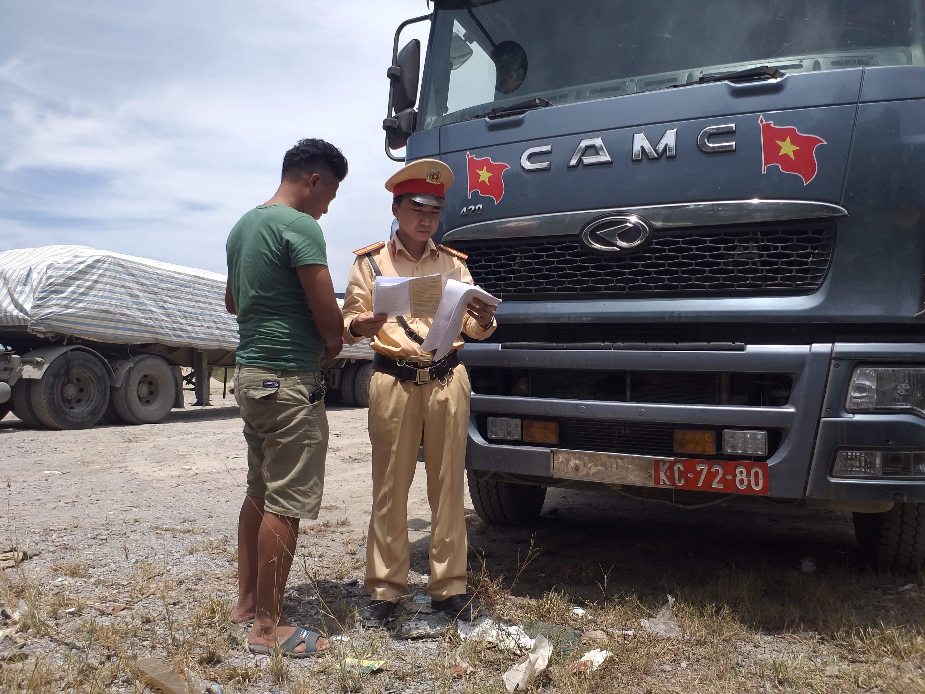 Kiểm tra xe &ocirc; t&ocirc; kh&aacute;ch BKS 29B-015.30