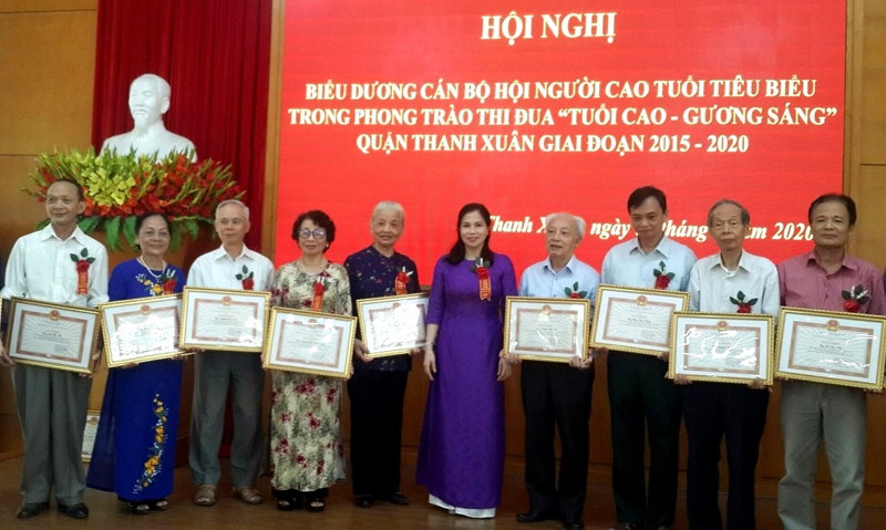 Vinh danh c&aacute;n bộ Hội ti&ecirc;u biểu