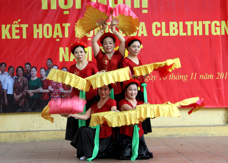 Tiết mục văn nghệ của NCT quận Thanh Xu&acirc;n