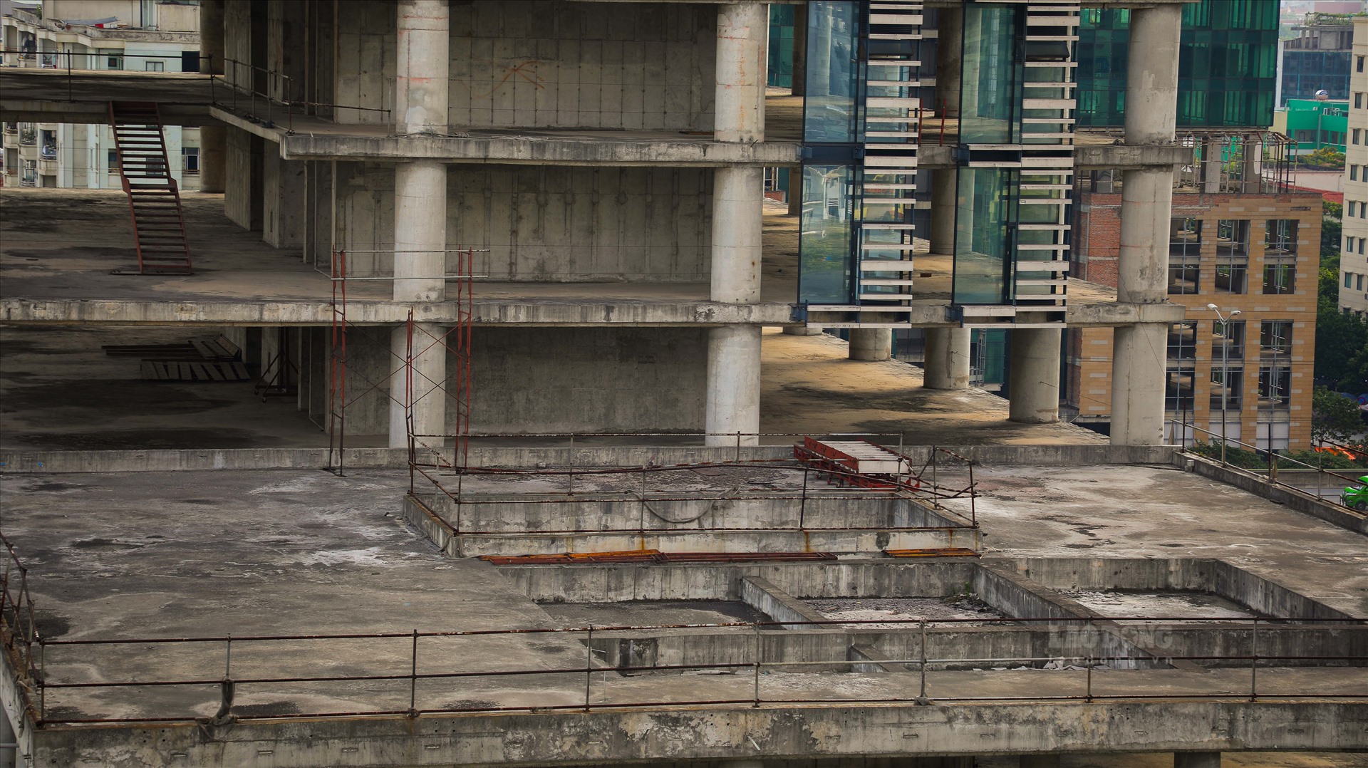 Sau nhiều năm bỏ hoang, khung cảnh b&ecirc;n trong t&ograve;a th&aacute;p trở n&ecirc;n hoang t&agrave;n.