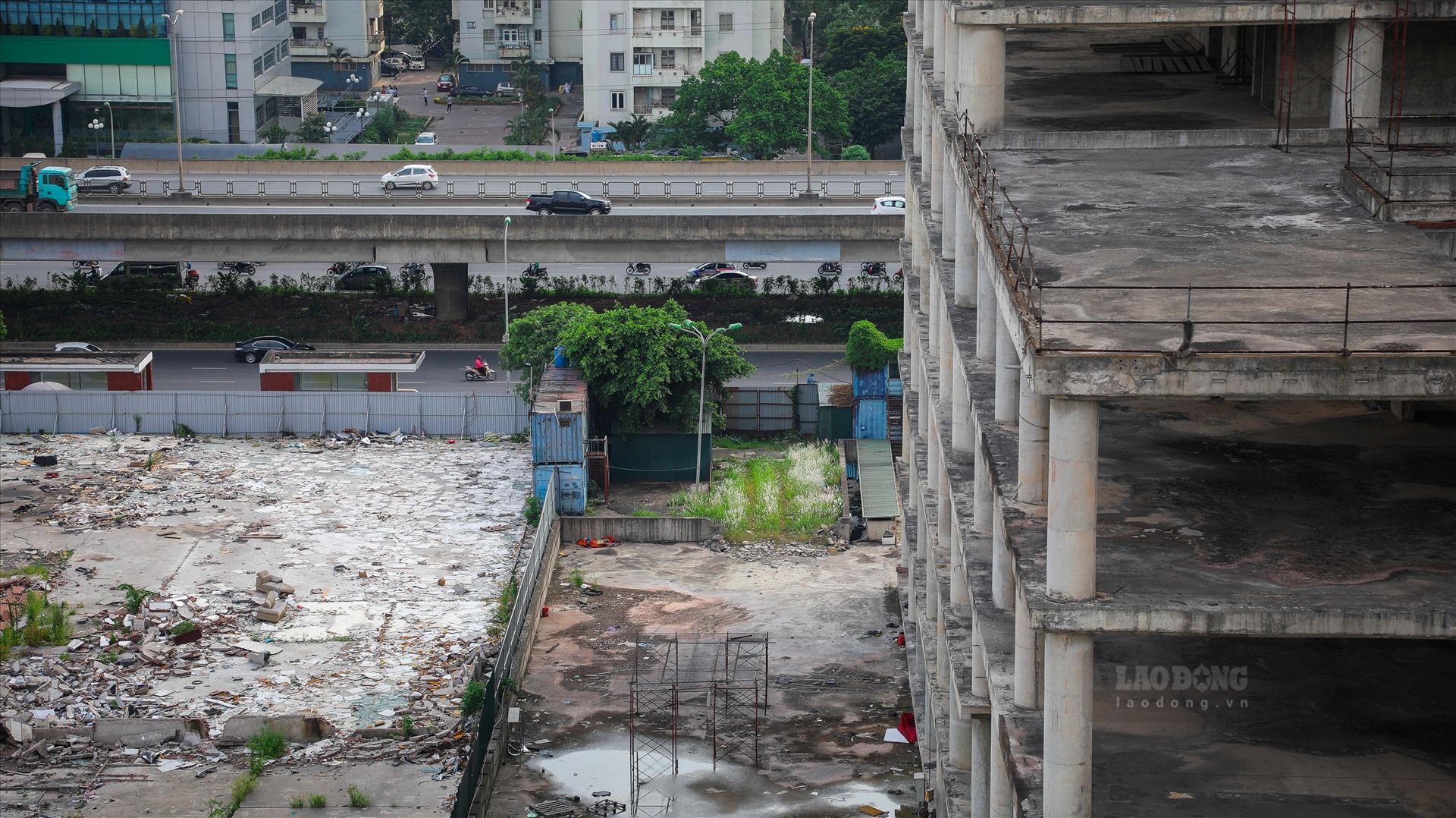 Trước đ&oacute; v&agrave;o ng&agrave;y 20.3.2017, Văn ph&ograve;ng Ch&iacute;nh phủ đ&atilde; c&oacute; văn bản th&ocirc;ng b&aacute;o &yacute; kiến của Ph&oacute; Thủ tướng Trịnh Đ&igrave;nh Dũng giao Bộ X&acirc;y dựng chỉ đạo việc chuyển nhượng dự &aacute;n. Ngo&agrave;i ra, theo chủ trương của Ch&iacute;nh phủ, doanh nghiệp nh&agrave; nước kh&ocirc;ng được g&oacute;p vốn hoặc đầu tư v&agrave;o lĩnh vực bất động sản.