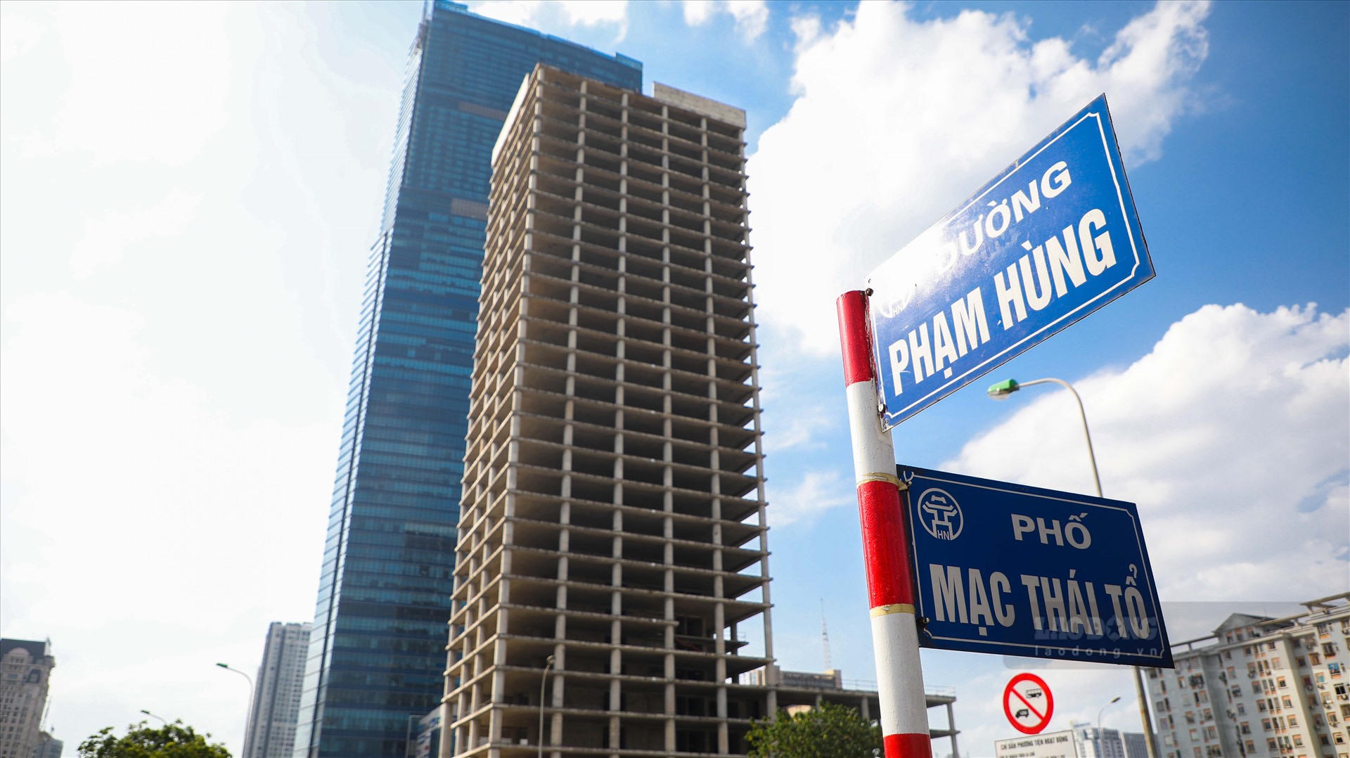 Từng được kỳ vọng tạo ra diện mạo mới cho hoạt động kinh doanh của khu vực, tuy nhi&ecirc;n sau nhiều năm, t&ograve;a th&aacute;p Vicem Tower vẫn đang &ldquo;đắp chiếu&ldquo;, chưa ph&aacute;t huy đ&uacute;ng c&ocirc;ng năng.