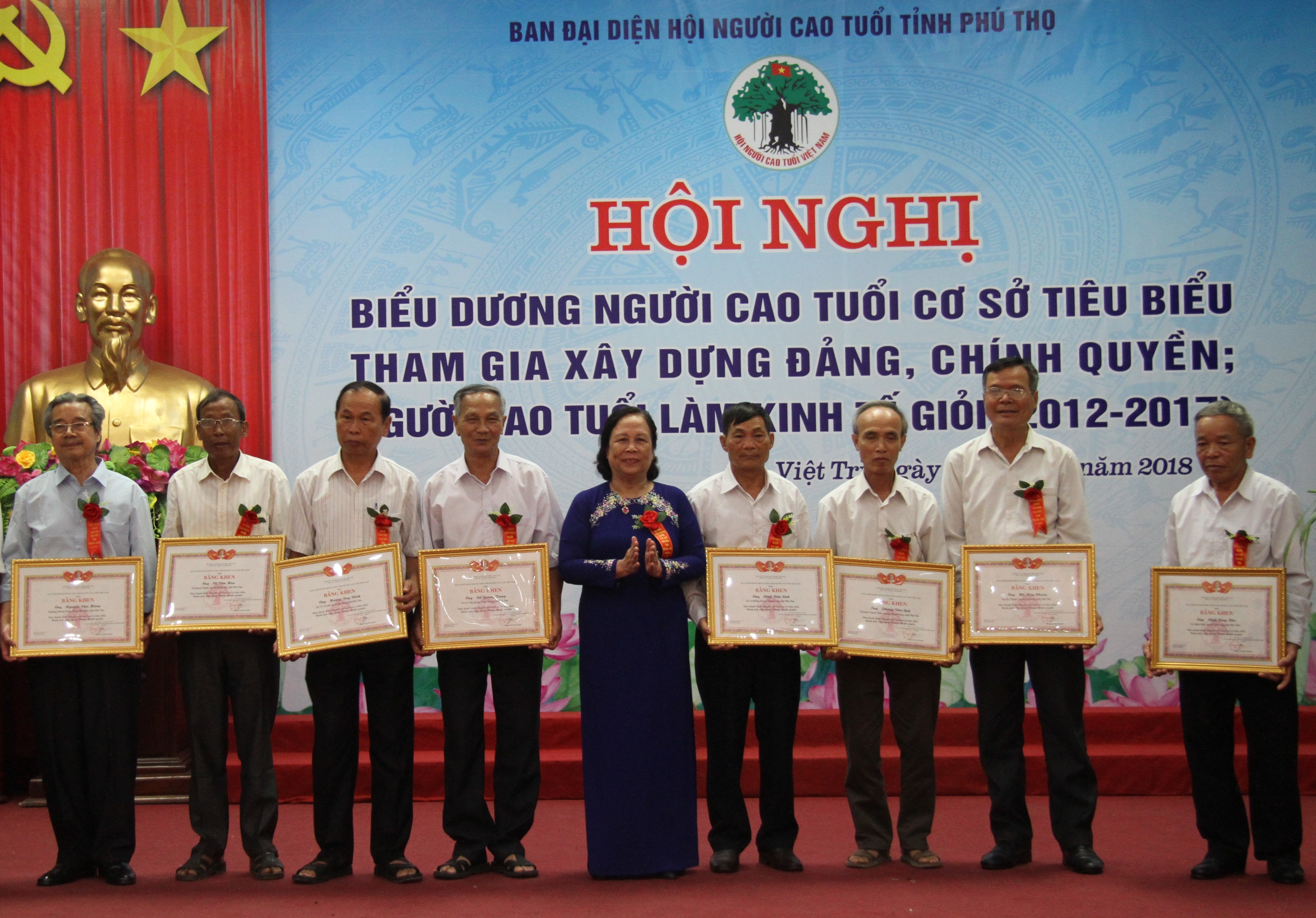 Chủ tịch Phạm Thị Hải Chuyền trao Bằng khen Trung ương Hội cho c&aacute;c c&aacute; nh&acirc;n xuất sắc