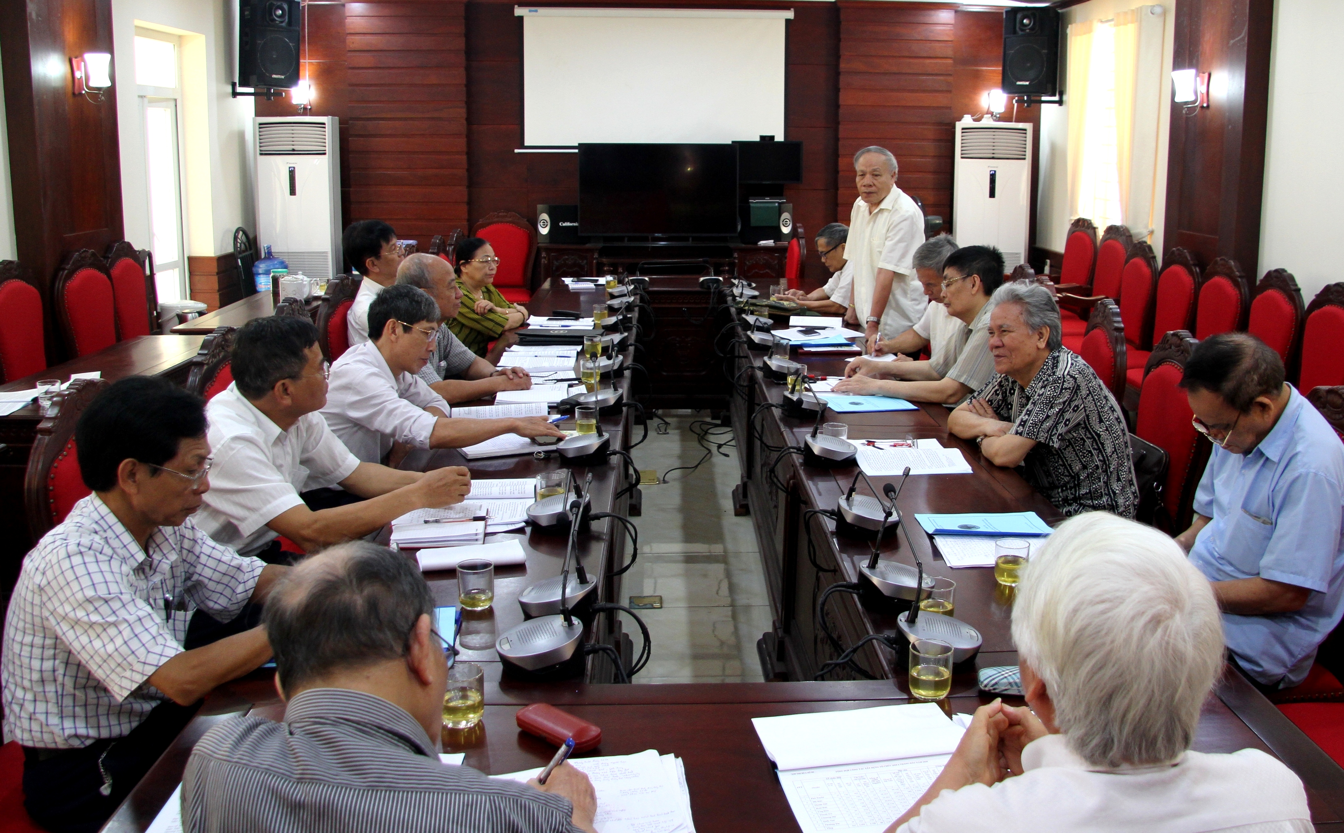 Đại biểu huyện Ứng H&ograve;a thảo luận