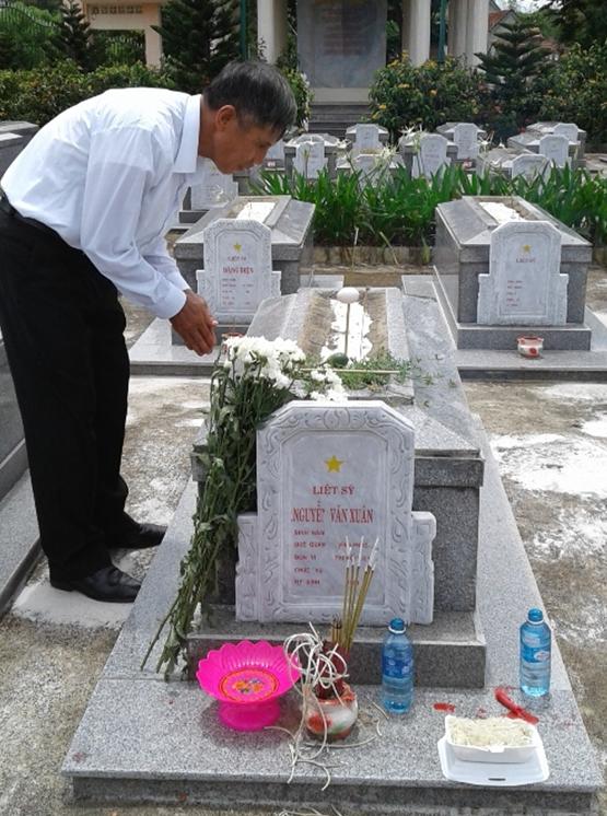 &Ocirc;ng Nguyễn Văn Thu v&agrave; ng&ocirc;i mộ liệt sĩ mang t&ecirc;n Nguyễn Văn Xu&acirc;n ở Nghĩa trang liệt sĩ x&atilde; Tam Ngọc.