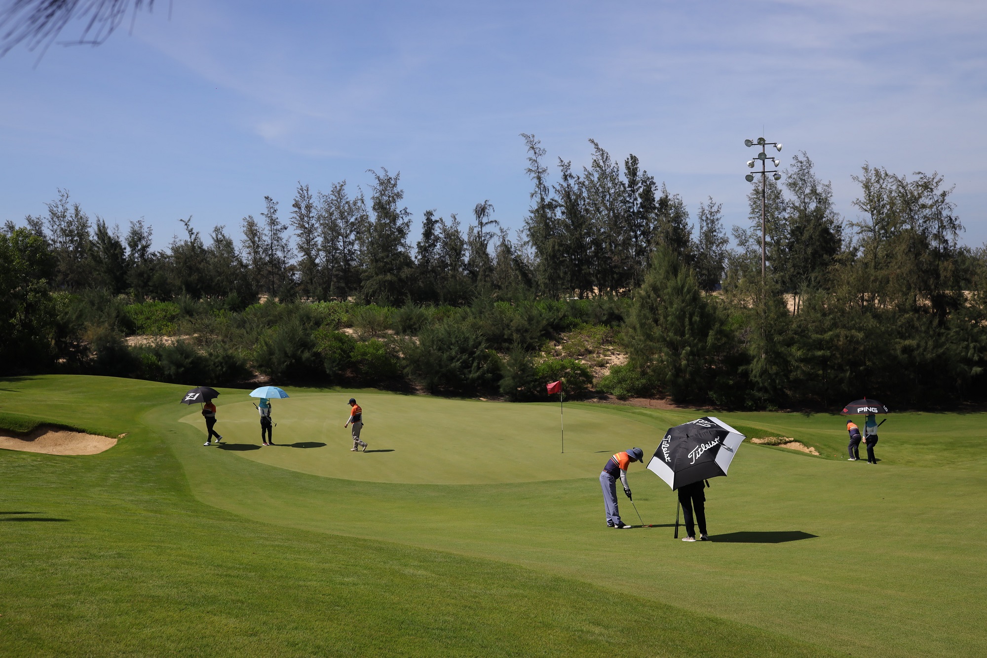 Golfer thi đấu tr&ecirc;n s&acirc;n FLC Golf Links Quy Nhon