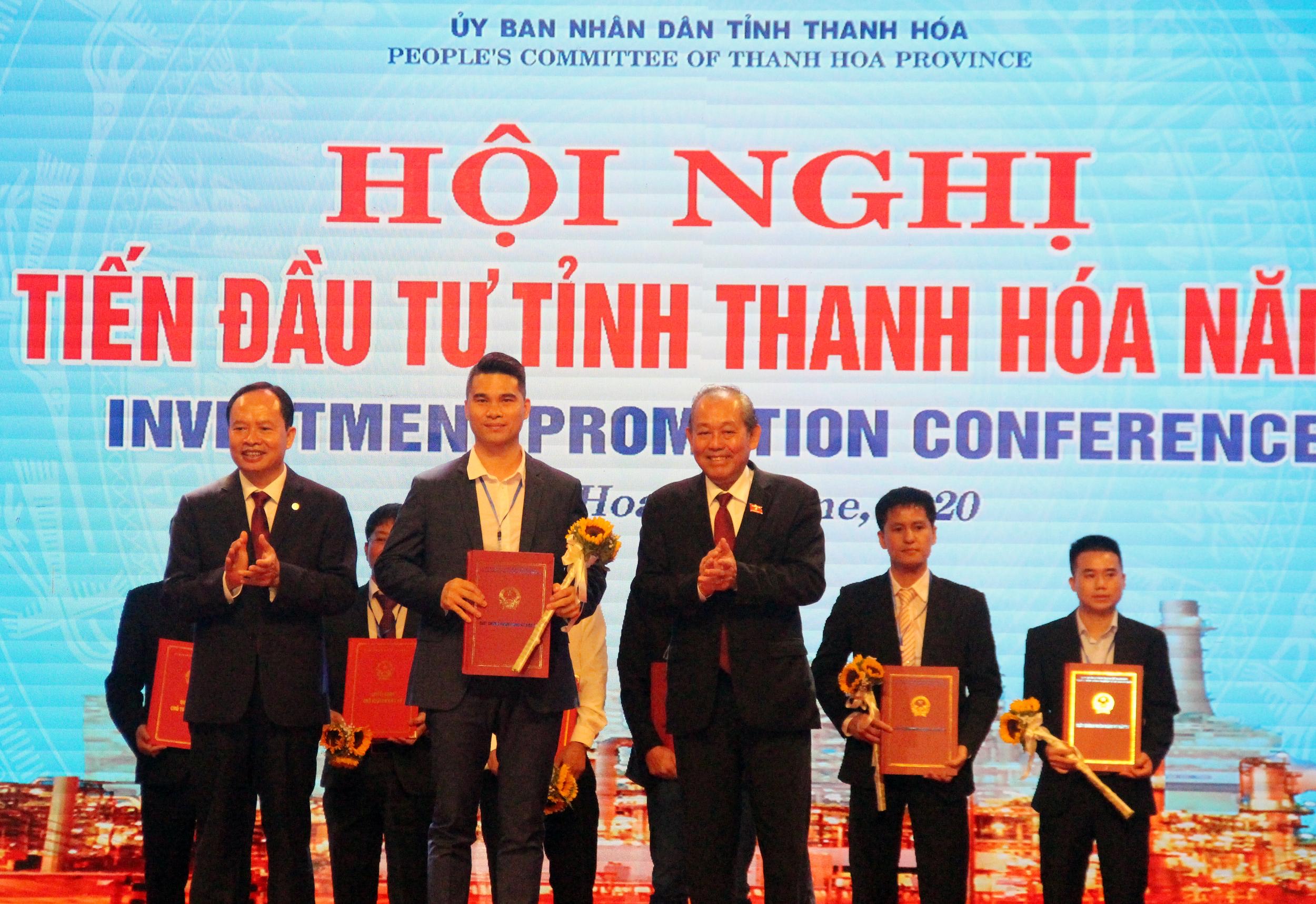 Ph&oacute; Thủ tướng v&agrave; l&atilde;nh đạo tỉnh Thanh H&oacute;a trao Quyết định chấp thuận chủ trương đầu tư tới chủ đầu tư