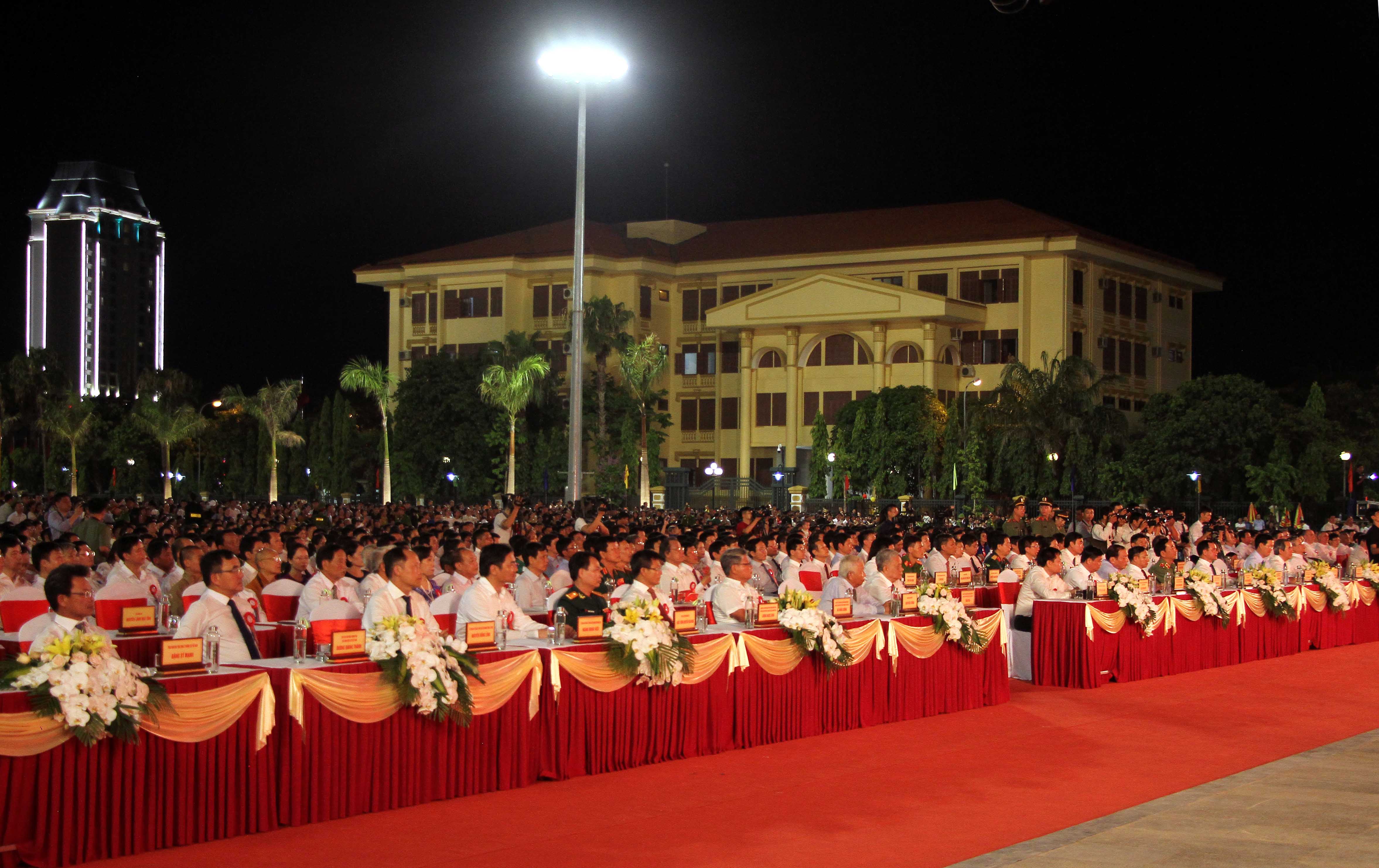 C&aacute;c đại biểu v&agrave; đ&ocirc;ng đảo người d&acirc;n đến dự lễ kh&aacute;nh th&agrave;nh tượng đ&agrave;i Chủ tịch Hồ Ch&iacute; Minh với nh&acirc;n d&acirc;n Quảng B&igrave;nh