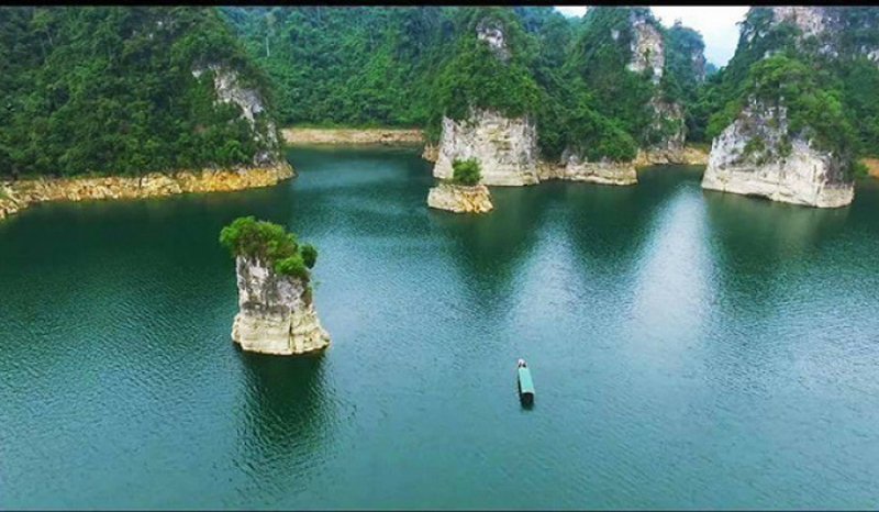 L&ograve;ng hồ trong khu du lịch Na Hang c&oacute; cảnh sắc thi&ecirc;n nhi&ecirc;n rất đẹp v&agrave; cuốn h&uacute;t
