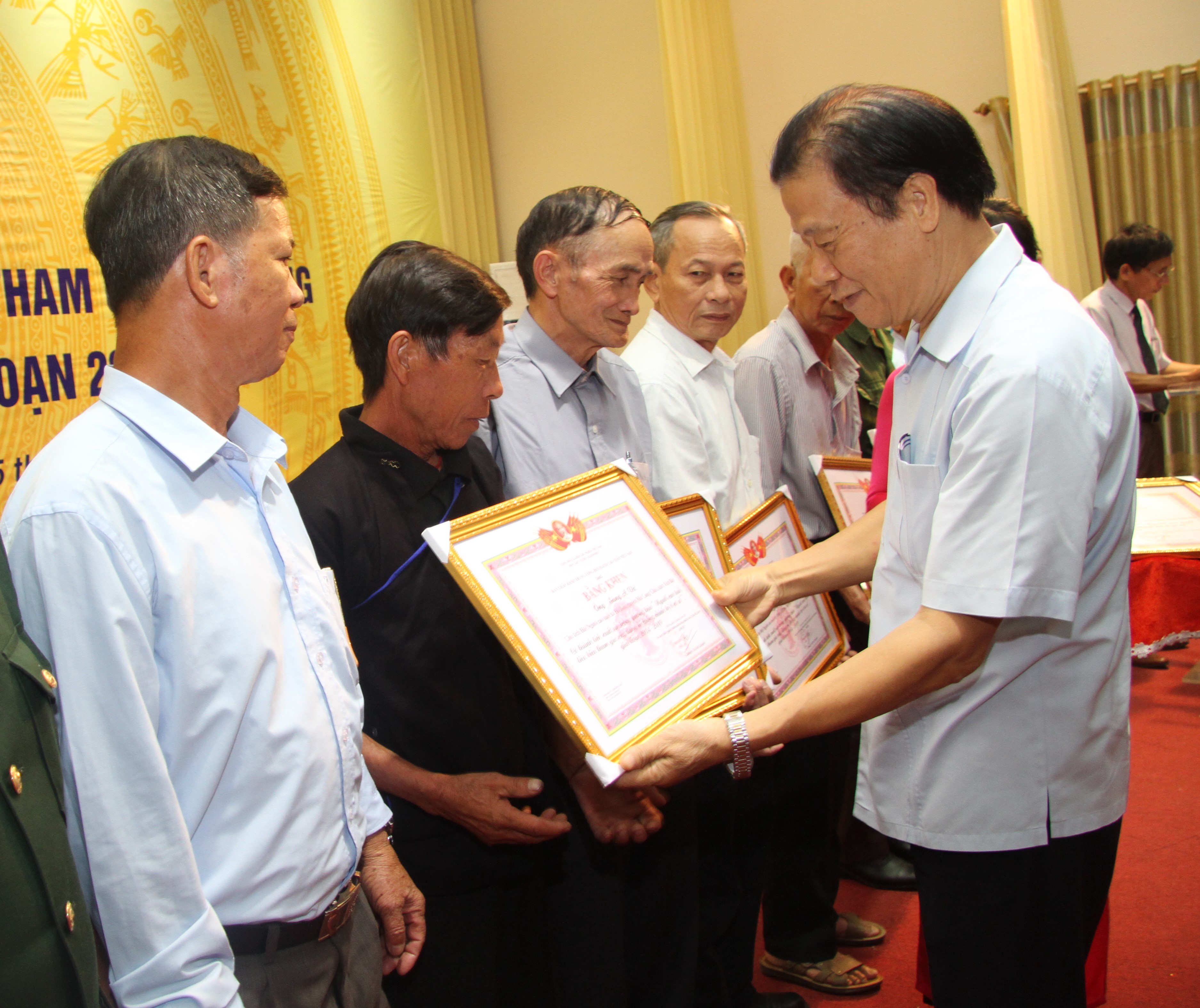Ph&oacute; Chủ tịch Thường trực Đ&agrave;m Hữu Đắc trao Bằng khen TƯ Hội cho c&aacute; nh&acirc;n xuất sắc tỉnh Y&ecirc;n B&aacute;i