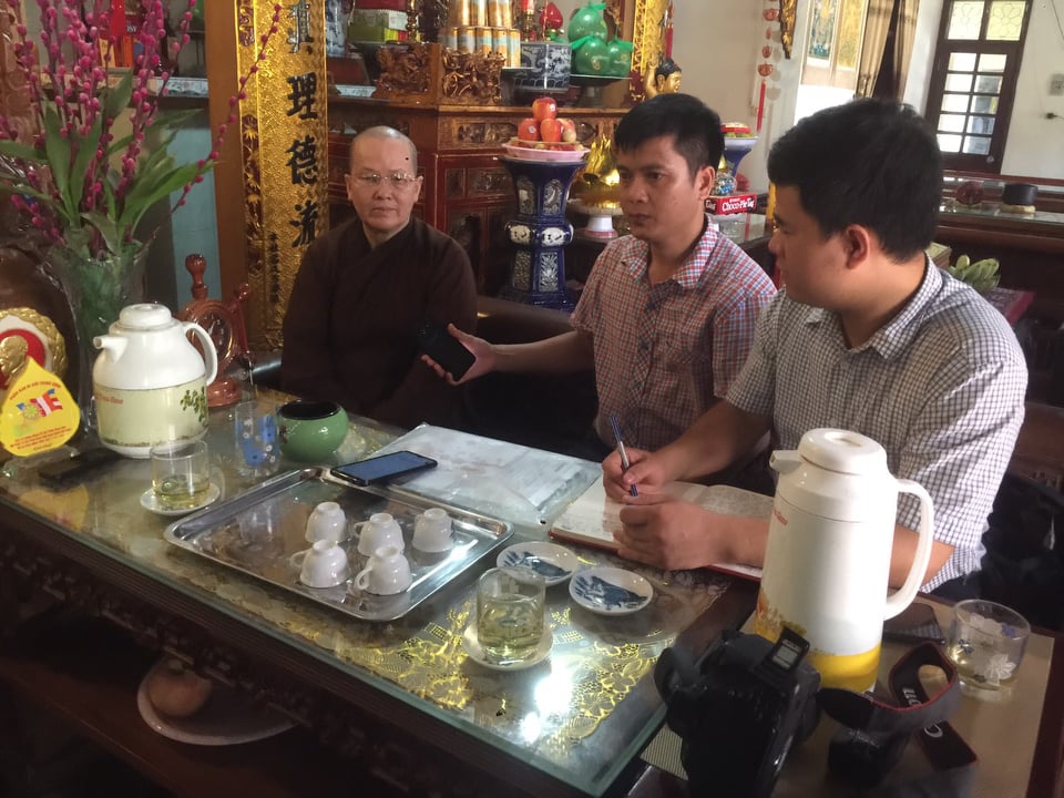 Ni sư Th&iacute;ch Đ&agrave;m Ch&iacute;nh trao đổi sự việc với ph&oacute;ng vi&ecirc;n c&aacute;c cơ quan b&aacute;o ch&iacute;