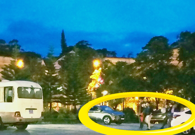 Sau 1 tiếng đồng hồ kh&aacute;m x&eacute;t, nữ Thạc sĩ bị &aacute;p giải ra chiếc xe ca 30 chỗ biển xanh để về &ldquo;nh&agrave; mới&rdquo;