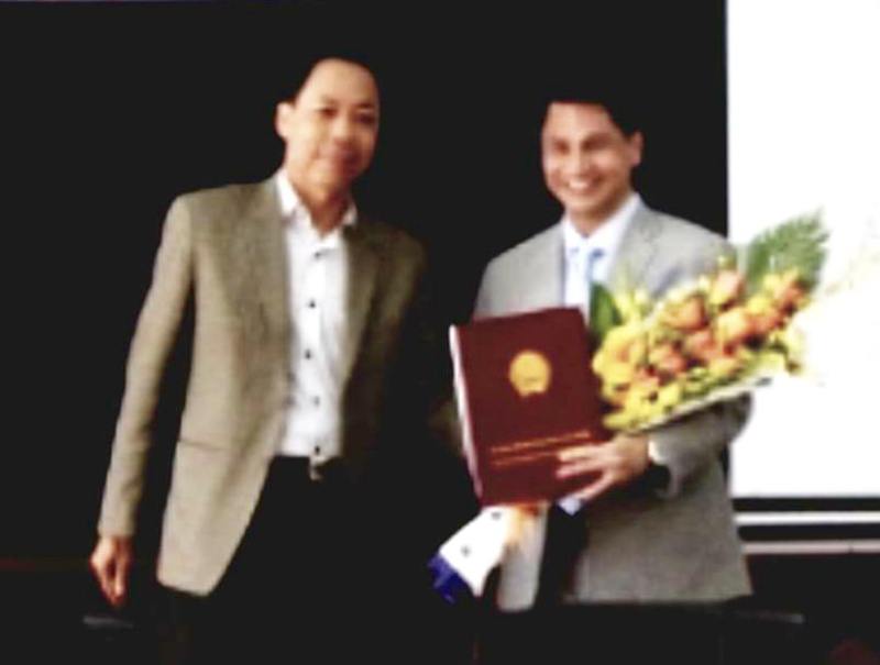 &Ocirc;ng Đo&agrave;n Xu&acirc;n Sơn (người &ocirc;m hoa) được bốc l&ecirc;n rất nhanh v&agrave;o vị tr&iacute; Gi&aacute;m đốc Sở Tư ph&aacute;p