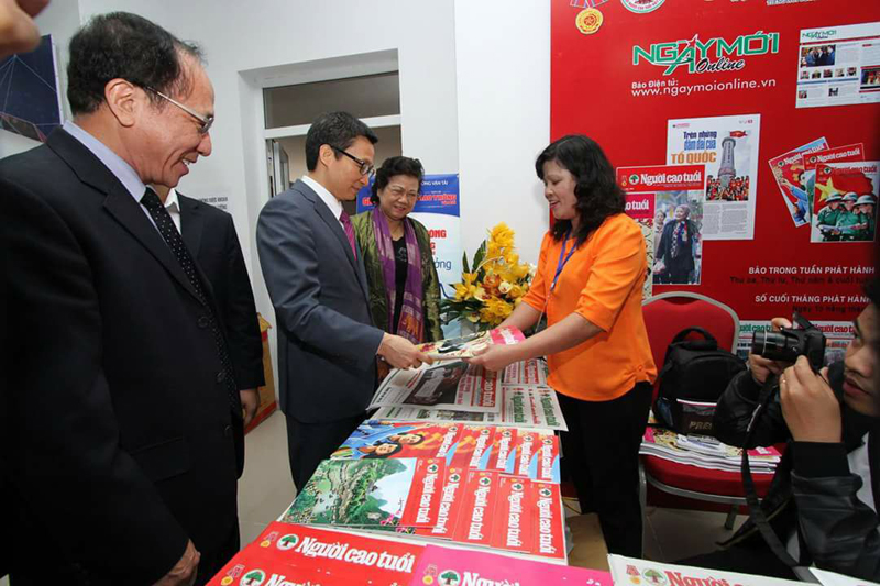 Ph&oacute; Thủ tướng Vũ Đức Đam tham gian trưng b&agrave;y của B&aacute;o Người cao tuổi tại Hội b&aacute;o Xu&acirc;n