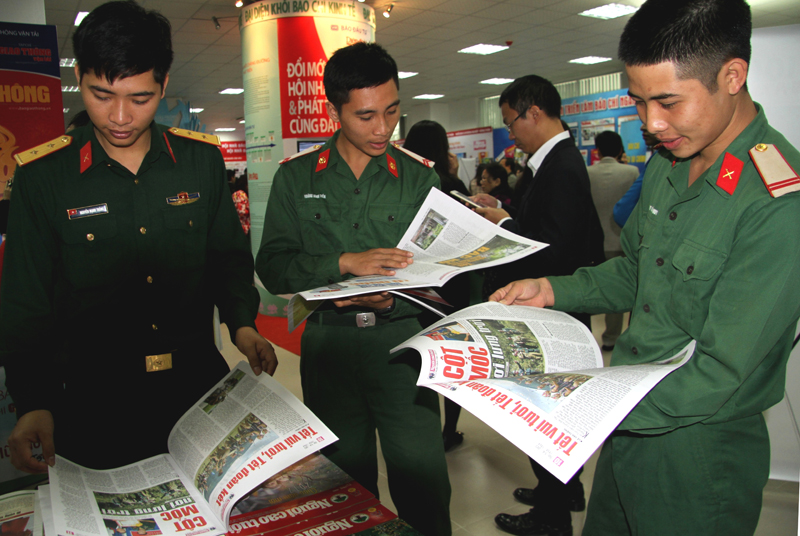 C&aacute;c chiến sĩ QĐND Việt Nam với B&aacute;o Người cao tuổi. Ảnh Thanh H&agrave;