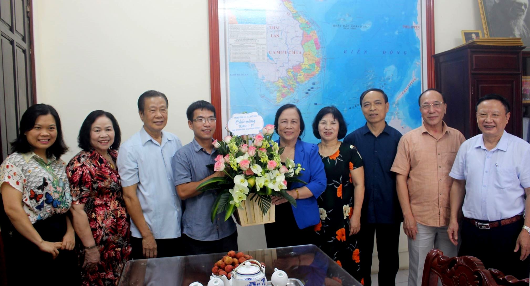 L&atilde;nh đạo TƯ Hội tặng hoa ch&uacute;c mừng Trang th&ocirc;ng tin điện tử tổng hợp