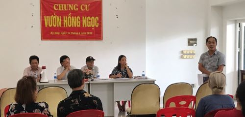 Đại diện UBND phường 15, quận T&acirc;n B&igrave;nh, TP Hồ Ch&iacute; Minh, ph&aacute;t biểu ghi nhận &yacute; kiến, kiến nghị của cư d&acirc;n chung cư Vườn Hồng Ngọc