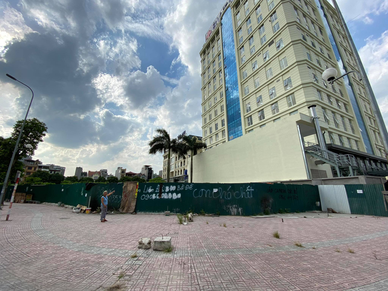 B&agrave; Nguyễn Thị Bẩy đứng cạnh khu đất của gia đ&igrave;nh đ&atilde; bị ch&iacute;nh quyền cưỡng chế v&agrave; qu&acirc;y t&ocirc;n.