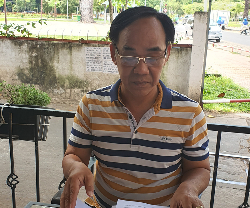 &Ocirc;ng Nguyễn Xu&acirc;n Mẫn b&ecirc;n hồ sơ tố c&aacute;o, k&ecirc;u oan